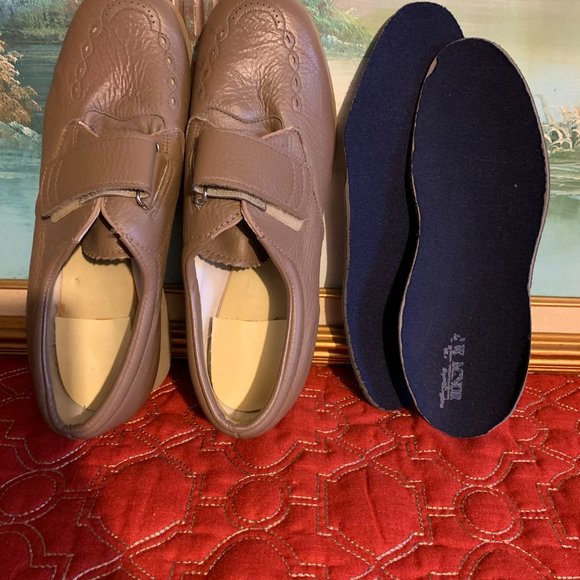 P W Minor Women's Shoes Extra Depth Taupe Tan Straps Size 9D Wide - Picture 11 of 13